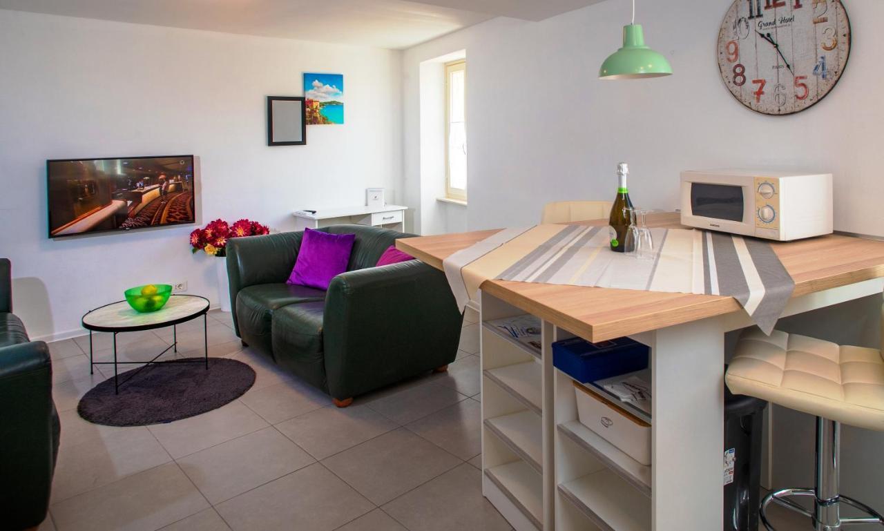 Crystal Deluxe Apartment Ровин Екстериор снимка