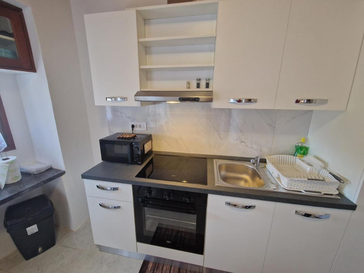 Crystal Deluxe Apartment Ровин Екстериор снимка