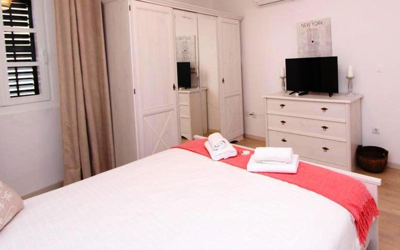 Crystal Deluxe Apartment Ровин Екстериор снимка