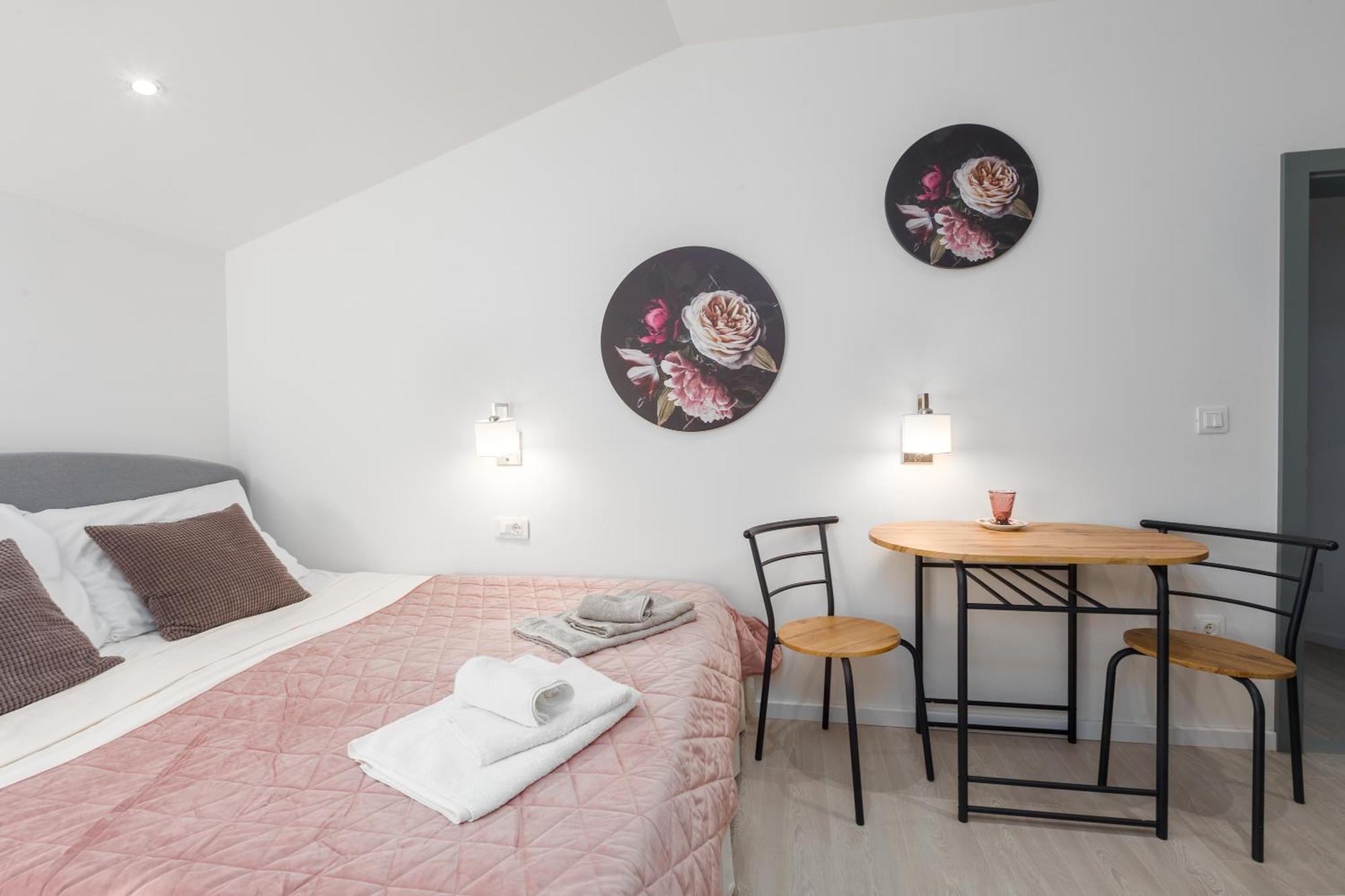 Crystal Deluxe Apartment Ровин Екстериор снимка