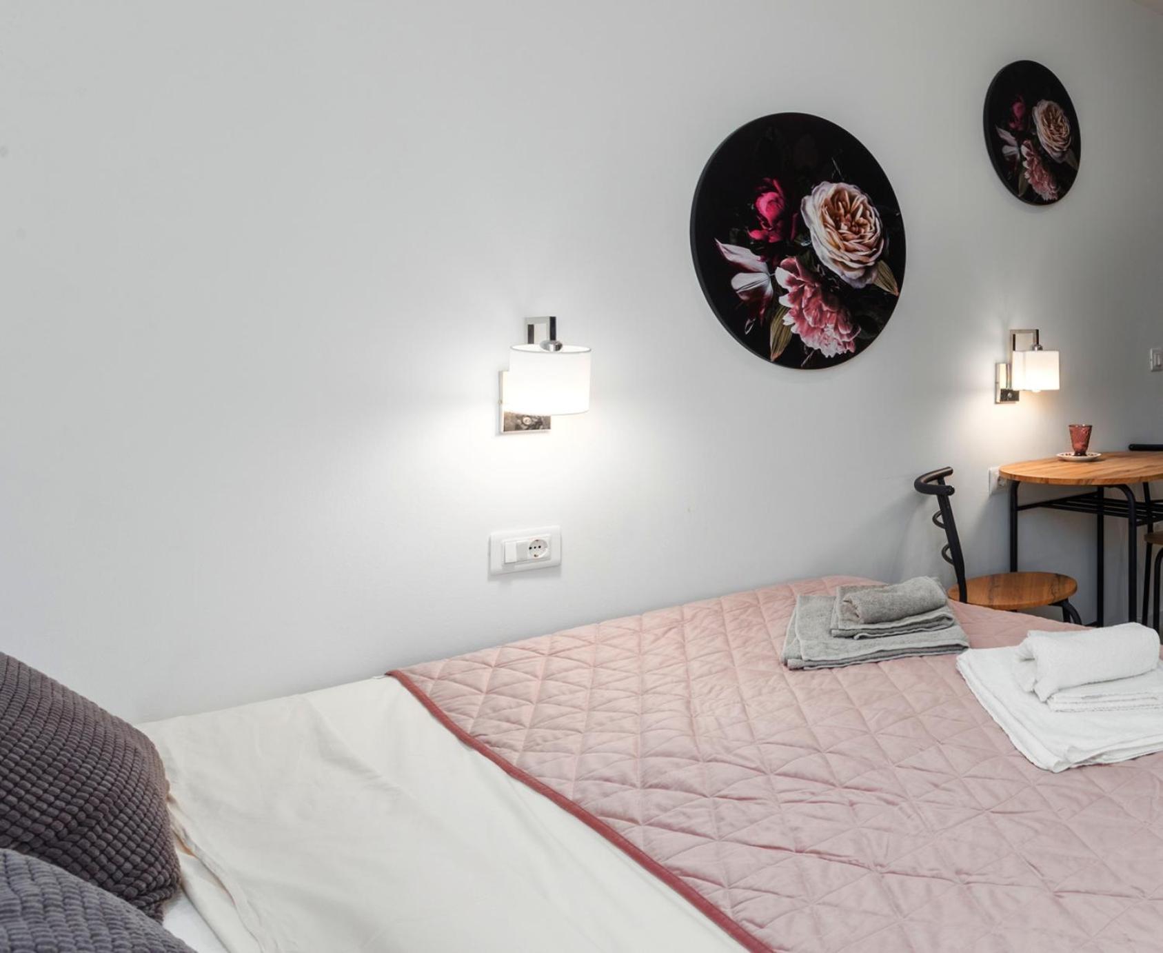 Crystal Deluxe Apartment Ровин Екстериор снимка
