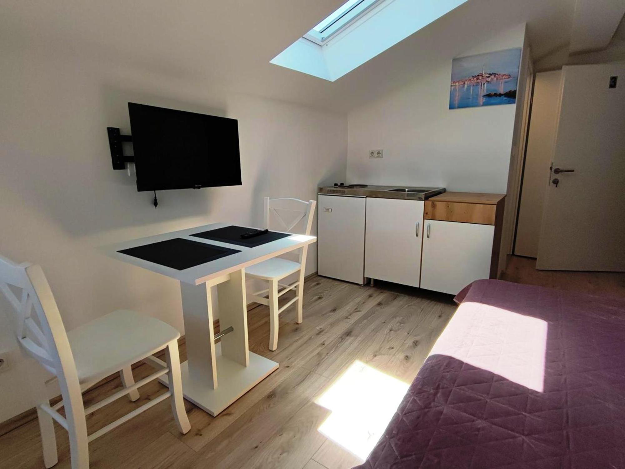 Crystal Deluxe Apartment Ровин Екстериор снимка