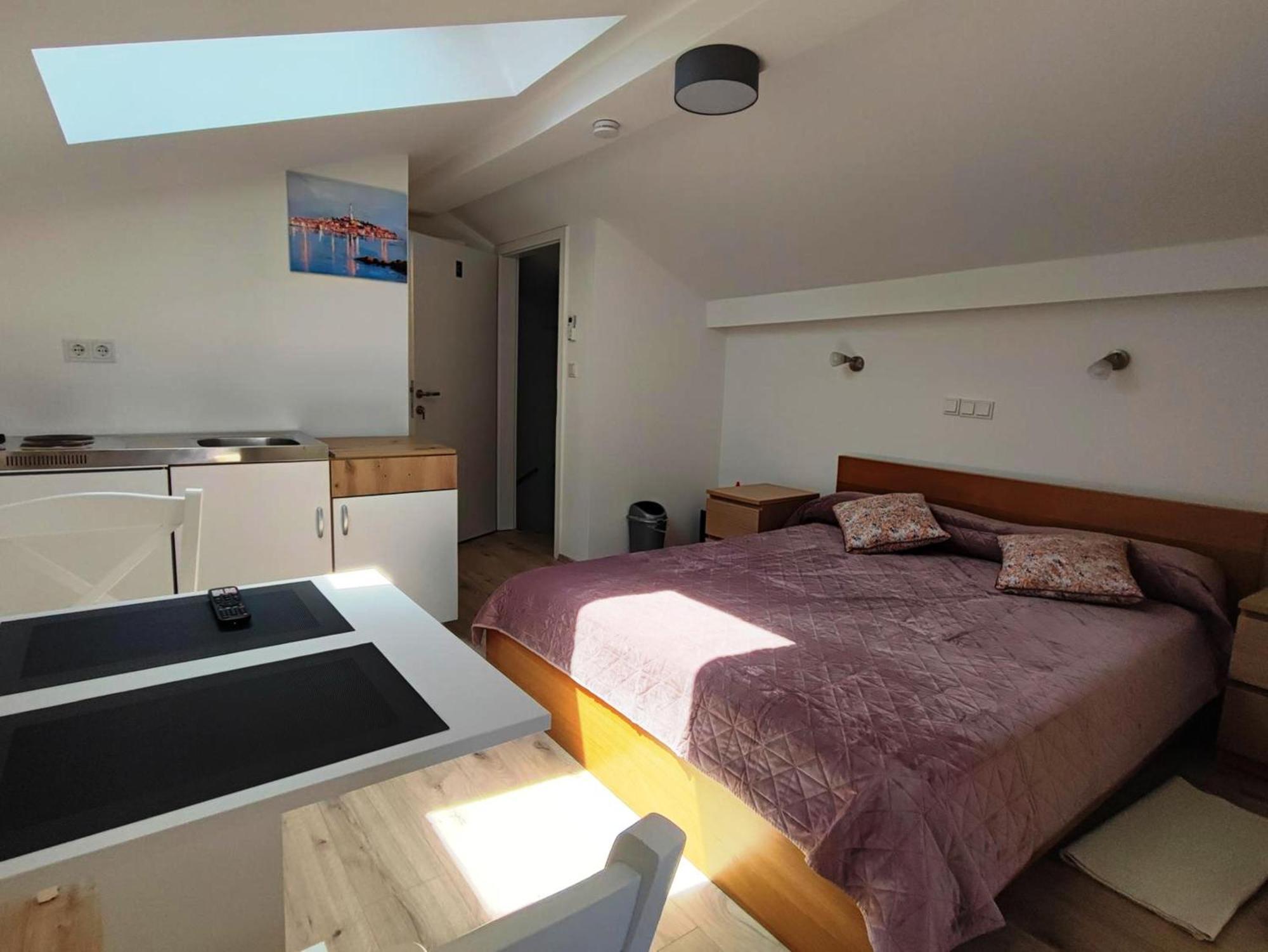 Crystal Deluxe Apartment Ровин Екстериор снимка