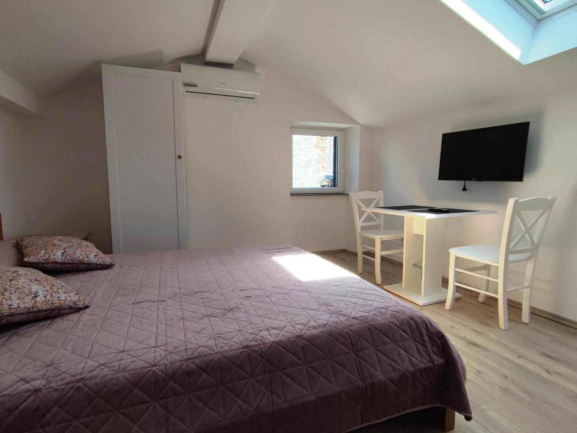 Crystal Deluxe Apartment Ровин Екстериор снимка