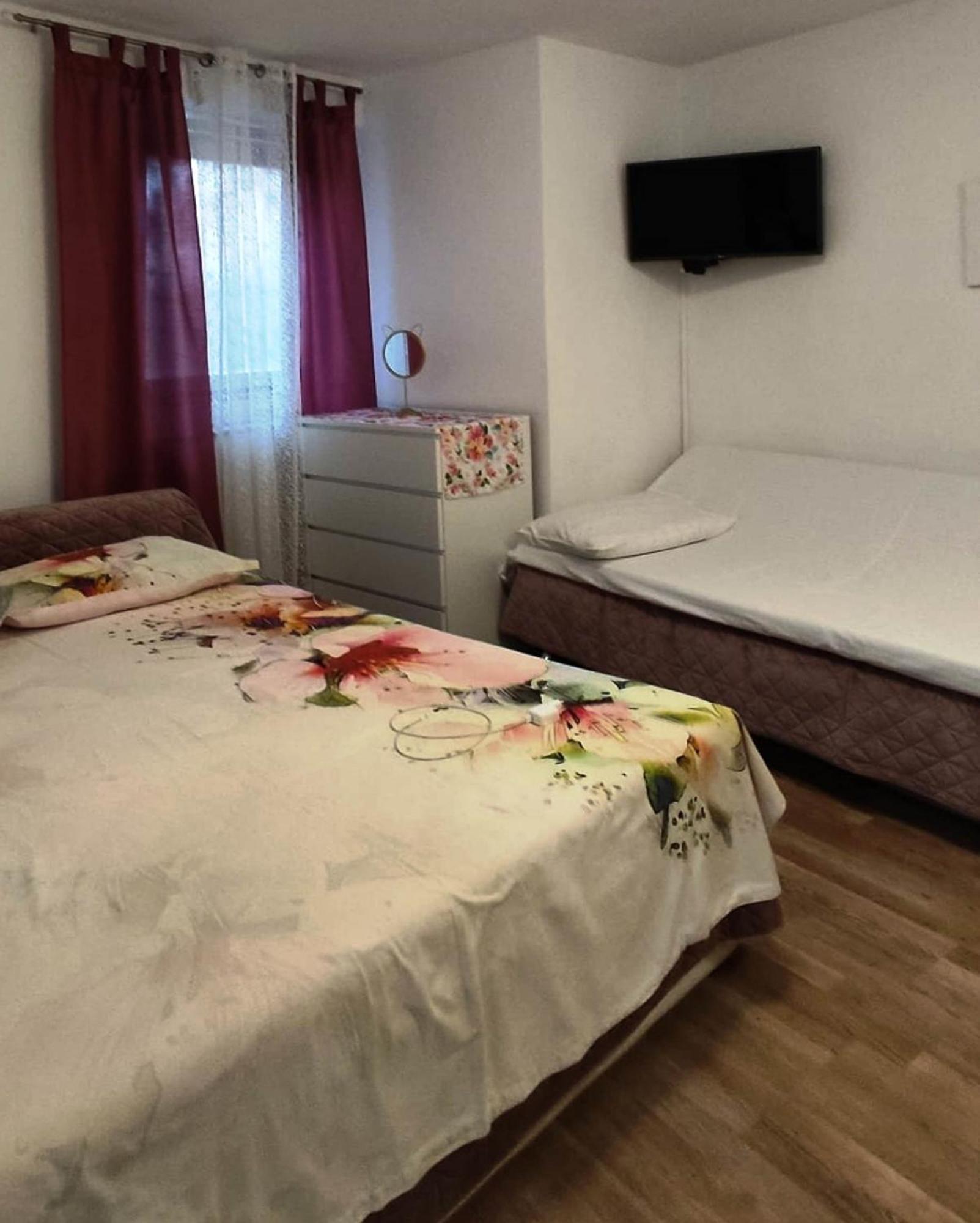 Crystal Deluxe Apartment Ровин Екстериор снимка